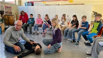 Frank Risy führte ein Notfalltraining durch, das er eigens für Kinder entwickelt hat.