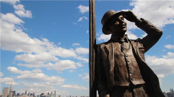 Denkmal, Plakette, Musical: 25. Todestag von Frank Sinatra Frank Sinatra in Bronze am Hudson River.