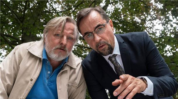 Westfälischer Ritter-„Tatort“ im Bayerischen Fernsehen Frank Thiel (Axel Prahl, l) und Prof. Karl-Friedrich Boerne (Jan Josef Liefers) beugen sich über den Toten.