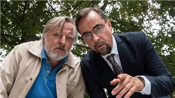 Frank Thiel (Axel Prahl, l) und Prof. Karl-Friedrich Boerne (Jan Josef Liefers) beugen sich über den Toten.