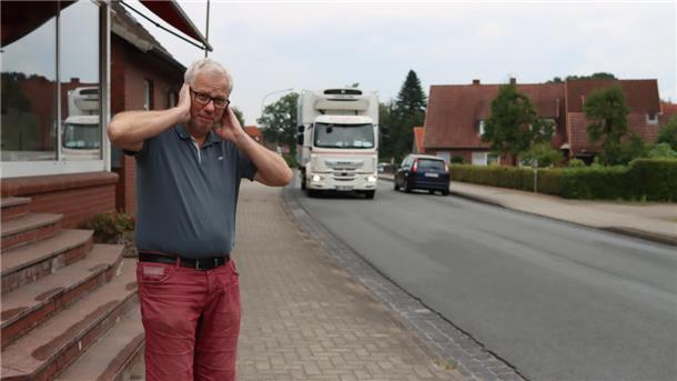 Frank Tibke, Bürgermeister in Kirchtimke, beklagt die hohe Lärmbelastung im Dorf wegen der kaputten Landesstraße.