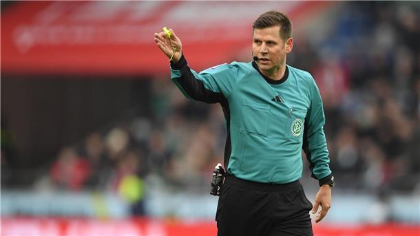 Schiri Willenborg zu Pilotprojekt: Gespannt auf Versprecher Frank Willenborg äußert sich zum Pilotprojekt mit Schiedsrichter-Durchsagen im Stadion.