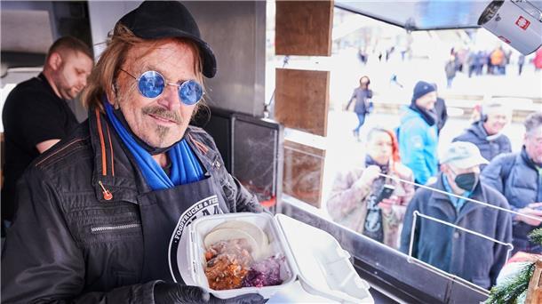 Sänger Frank Zander erhält Verdienstkreuz 1. Klasse  Frank Zander steht im Caritas-Foodtruck und verteilt warme Mahlzeiten an Obdachlose und bedürftige Menschen auf dem Alexanderplatz in Berlin.