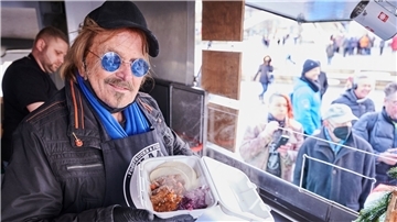 Frank Zander steht im Caritas-Foodtruck und verteilt warme Mahlzeiten an Obdachlose und bedürftige Menschen auf dem Alexanderplatz in Berlin.
