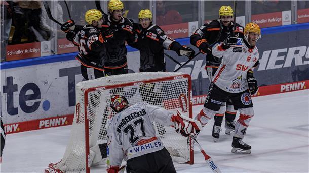 Niederlagenserie der Pinguins setzt sich in hitziger Partie in Frankfurt fort Frankfurt jubelt, die Spieler der Fischtown Pinguins drehen enttäuscht ab. Die Specialteams machten am Freitag den Unterschied aus.