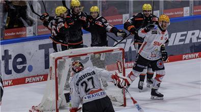 Niederlagenserie der Pinguins setzt sich in hitziger Partie in Frankfurt fort Frankfurt jubelt, die Spieler der Fischtown Pinguins drehen enttäuscht ab. Die Specialteams machten am Freitag den Unterschied aus.