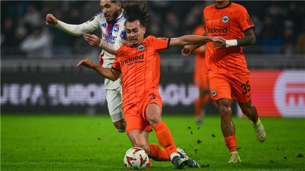 Frankfurts Arthur Theate (vorne) leitete mit seinem Ballverlust die 2:1-Führung für Lyon ein.