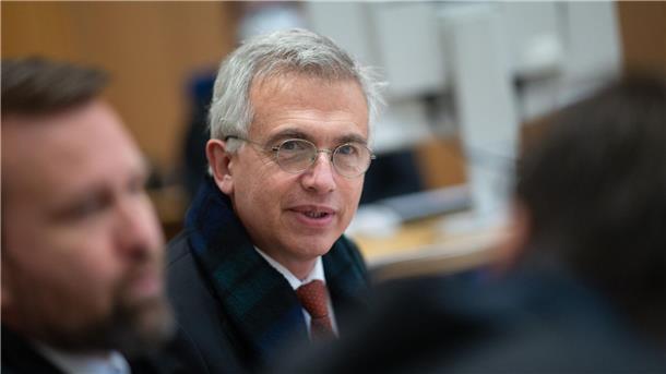 Frankfurter Ex-OB Feldmann legt Revision gegen Urteil ein Frankfurts ehemaliger Oberbürgermeister musste sich vor Gericht verantworten.