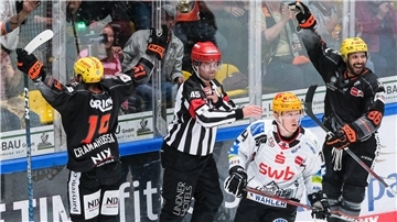 Frankfurts Joe Cramarossa (links) bejubelt einen seiner drei Treffer gegen die Fischtown Pinguins.