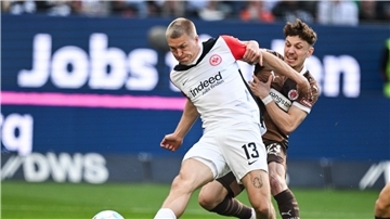 Frankfurts Rasmus Kristensen (l) erzielte nach nur 24 Sekunden die Führung gegen den FC St. Pauli.