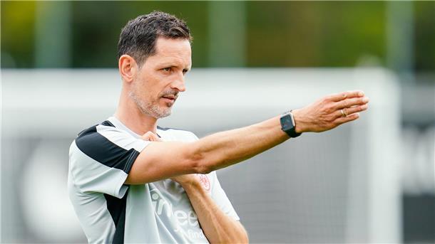 Frankfurts Trainer Dino Toppmöller ist trotz einer guten Platzierung in der vergangenen Bundesliga-Saison nicht unumstritten.