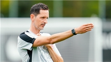 Frankfurts Trainer Dino Toppmöller ist trotz einer guten Platzierung in der vergangenen Bundesliga-Saison nicht unumstritten.