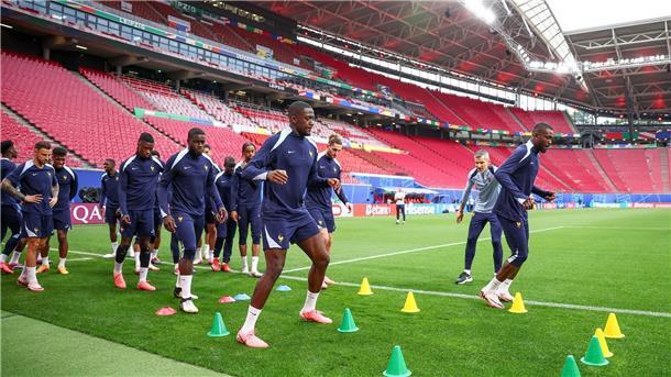 Plädoyer für mehr Menschlichkeit von Fußball-Profi Konaté Frankreichs Ibrahima Konaté (M) schaut besorgt auf die Situation in Frankreich.
