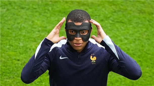 Frankreichs Co-Trainer nimmt Mbappé in Schutz Frankreichs Kylian Mbappé muss wegen eines Nasenbeinbruchs mit Maske spielen.