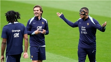 Frankreichs Kylian Mbappé (r) nimmt seinen Sturm-Partner Antoine Griezmann (M) in Schutz.