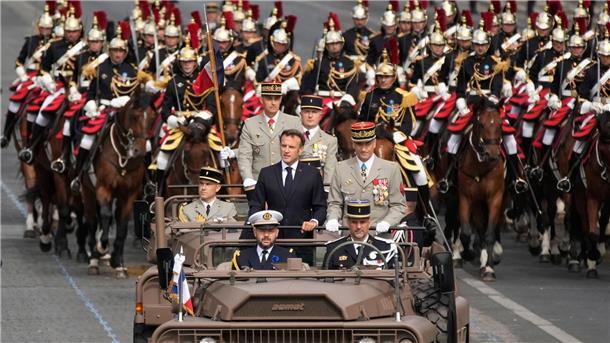Sorge vor Unruhen bei Frankreichs Nationalfeiertag Frankreichs Präsident Emmanuel Macron in einem Kommandowagen mit General Thierry Burkhard, Chef des Generalstabes, bei der Parade auf der Avenue des Champs-Élysées. Frankreich erinnert an den Sturm auf die Bastille im Jahr 1789, der als symbolischer Beginn der Französischen Revolution angesehen wird.