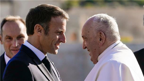 Frankreichs Präsident Emmanuel Macron (l) begrüßt Papst Franziskus.