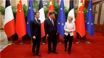 Frankreichs Präsident Emmanuel Macron (l.) ist zusammen mit EU-Kommissionspräsidentin Ursula von der Leyen (r.) nach China gereist. In Peking wurden sie von Präsident Xi Jinping empfangen.