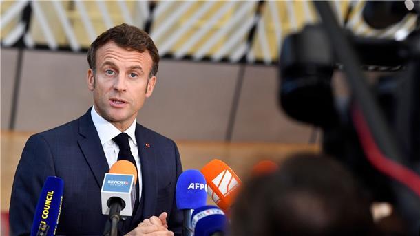 Frankreichs Präsident Emmanuel Macron spricht im Rahmen eines EU-Gipfels in Brüssel mit Journalisten.