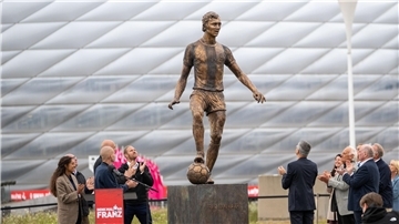 Franz Beckenbauer steht jetzt als in Bronze gegossenes Denkmal vor der Allianz Arena des FC Bayen München.