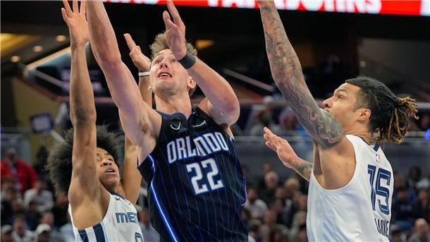NBA-Siege für Schröder und Hartenstein - Orlando bricht ein Franz Wagner (Mitte) stemmte sich mit 25 Punkten gegen die Niederlage.