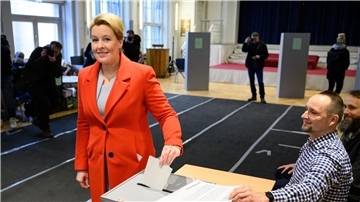 Franziska Giffey (SPD), Regierende Bürgermeisterin von Berlin und Spitzenkandidatin der Berliner SPD, gibt in ihrem Wahllokal in Berlin-Friedrichshain ihre Stimmzettel zur Wahl zum Berliner Abgeordnetenhaus ab.