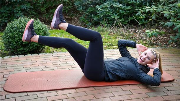 Franziska Wiermann vom Parkhaus Fitness Club stellt uns Übungen für zu Hause vor.