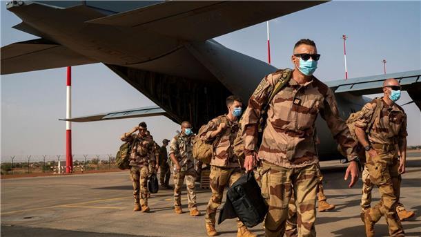 Wochenlanges Zögern: Frankreich zieht Truppen aus Niger ab Französische Soldaten in Niamey. Frankreichs Präsident Emmanuel Macron hat das Ende der militärischen Zusammenarbeit mit dem Niger verkündet.