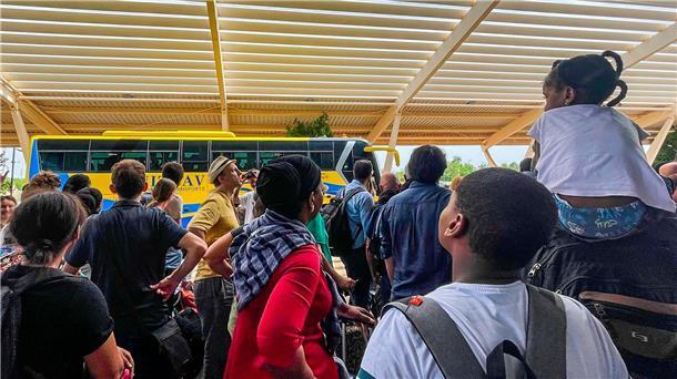 Europäer aus dem Niger evakuiert - Nigeria erhöht Druck Französische Staatsangehörige warten auf dem Flughafen in Niamey auf die Evakuierung.