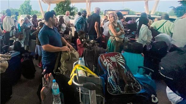 Europäer aus dem Niger evakuiert - Nigeria erhöht Druck Französische und andere Staatsangehörige versammeln sich am internationalen Flughafen in Niamey, um mit einem französischen Militärflugzeug nach Frankreich zurückgebracht zu werden.