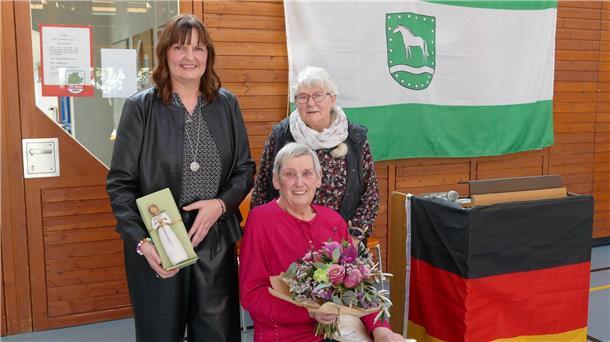 Riesenapplaus für Renate Jürgens als „Frau des Jahres“  „Frau des Jahres 2024“ wurde Renate Jürgens aus Stotel (sitzend), ausgezeichnet von Anja Gärtner (links) und Susanne Köster (rechts).