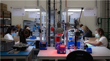 Frauen arbeiten in einer Fabrik, die Ladegeräte für Elektroautos in Barcelona herstellt.