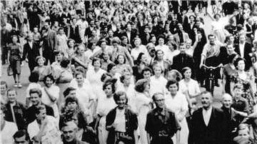 Frauen demonstrieren 1953 auf dem Marktplatz in Halle.