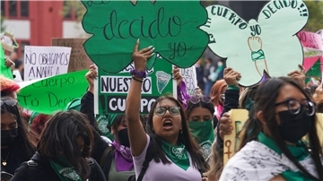 Frauen protestieren am 28.09.2022 in Mexiko-Stadt für das Recht auf sichere Abtreibung.