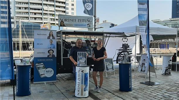 Klaus Timme und Inga Bluhm am gemeinsamen Stand der NORDSEE-ZEITUNG und der Druckerei Müller Ditzen