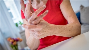 Frauen sind wesentlich häufiger von Osteoporose betroffen als Männer.