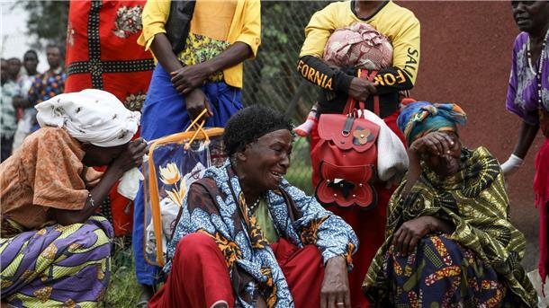 Guterres verurteilt Angriff auf Schule in Uganda Frauen trauern in Bwera, während sie darauf warten, die Leichen ihrer Angehörigen abzuholen, die mutmaßlich von islamistischen Rebellen getötet wurden.