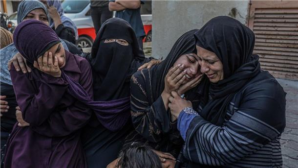 Deutsche von Hamas entführt - Evakuierungsflüge Frauen trauern um Angehörige, die bei einem israelischen Luftangriff auf den Gazastreifen getötet wurden.
