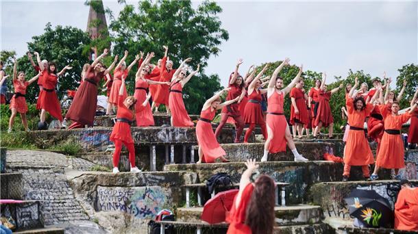 Ein Mysterium: Ausnahmesängerin Kate Bush wird 65 Frauen und Männer tanzen in Berlin die Choreografie aus einem Musikvideo von Kate Bush nach.