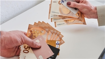 Frauen verdienen auch in Niedersachsen im Durchschnitt immer noch weniger als Männer. (Symbolbild) 