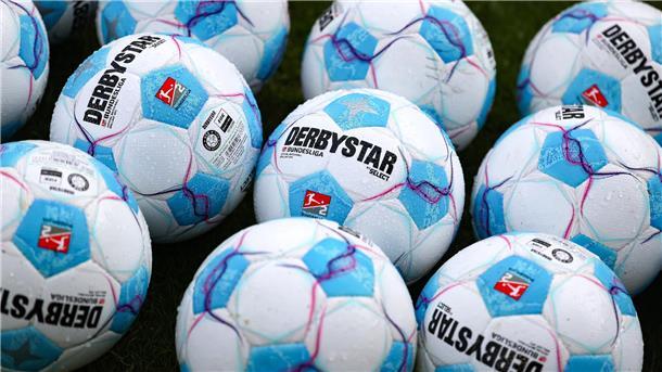 Frauenfußball im Aufwind? - Vom EM-Jubel zum Regionalfußball Fußbälle