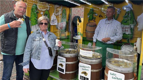Kunden am Stand für eingelegte Gurken mit Verkäufer Fred Eick.