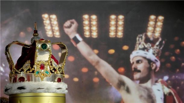 Freddie Mercurys Nachlass wird versteigert Freddie Mercurys charakteristische Krone, die er während der „Magic“-Tour trug, wird in den Auktionsräumen von Sotheby’s ausgestellt.