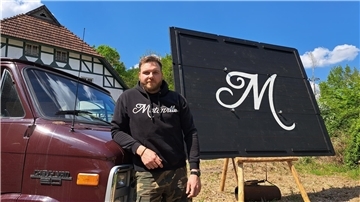 Frederik Wrede veranstaltet das Motorville-Festival auf alten Rönner-Hof in Wittstedt. Gezeigt werden ab Freitag auch alte Fahrzeuge wie der Chevy Van G20 von 1990. 