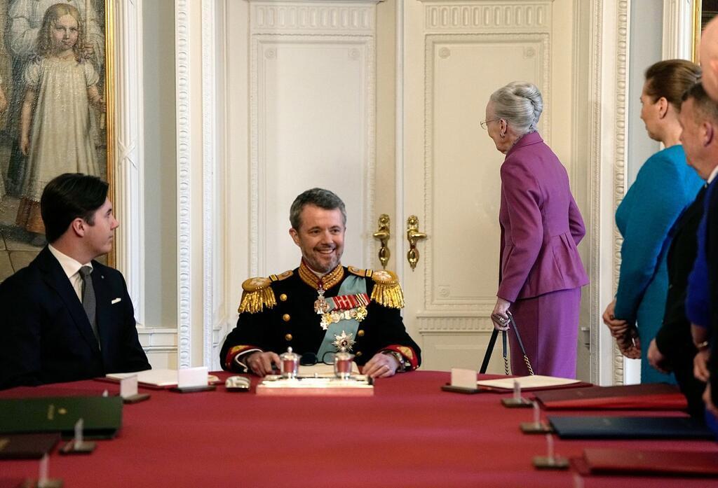 Frederik X. nimmt als neuer König von Dänemark am Kopf des Tisches vom Stadtrat platz, während die nun ehemalige Königin Margrethe II. die Sitzung verlässt.