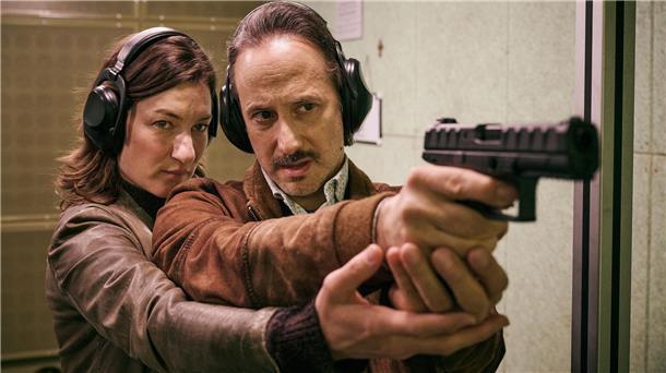 „Ein Krimi aus Passau“: Rache und ein Kind in Gefahr Frederike (Marie Leuenberger) bringt Ferdinand (Michael Ostrowski) das Schießen bei.