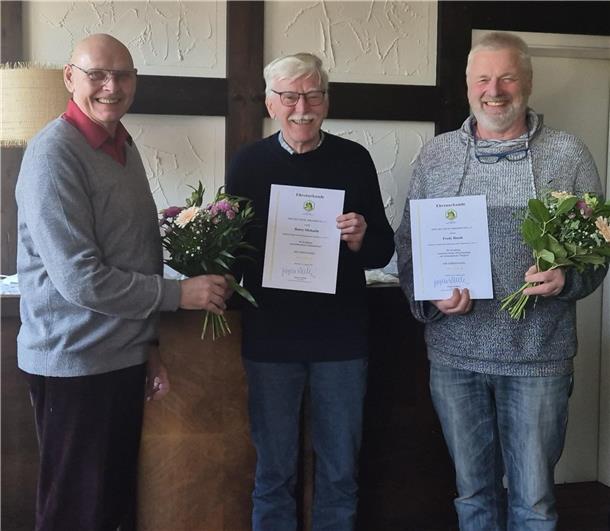 Fredy Hasch und Henry Michaelis wurden für 40-jährige Mitgliedschaft im Imkerverein Gnarrenburg mit der goldenen Ehrennadel geehrt.