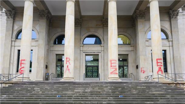 CDU dringt auf höhere Sicherheit rund um den Landtag „Free Gaza“-Schmierereien am Landtag: Die Beseitigung der Farbe kostete rund 70.000 Euro. (Archivbild)
