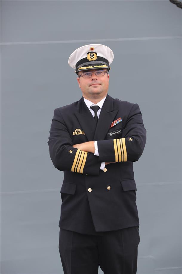Sail-Auftakt auf der „Bayern“: Hier feiert der Bundespräsident heute Oktoberfest Fregattenkapitän Michael Klöfkorn-Dorscht, Kommandant der Fregatte „Bayern“.