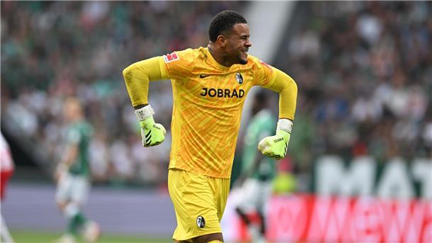 Elfer-Killer, aber kein Fußball-Gott: Atubolus irre Serie Freiburgs Torwart Noah Atubolu jubelt nach einem Bundesliga-Rekord.